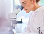 Жена пред микроскоп