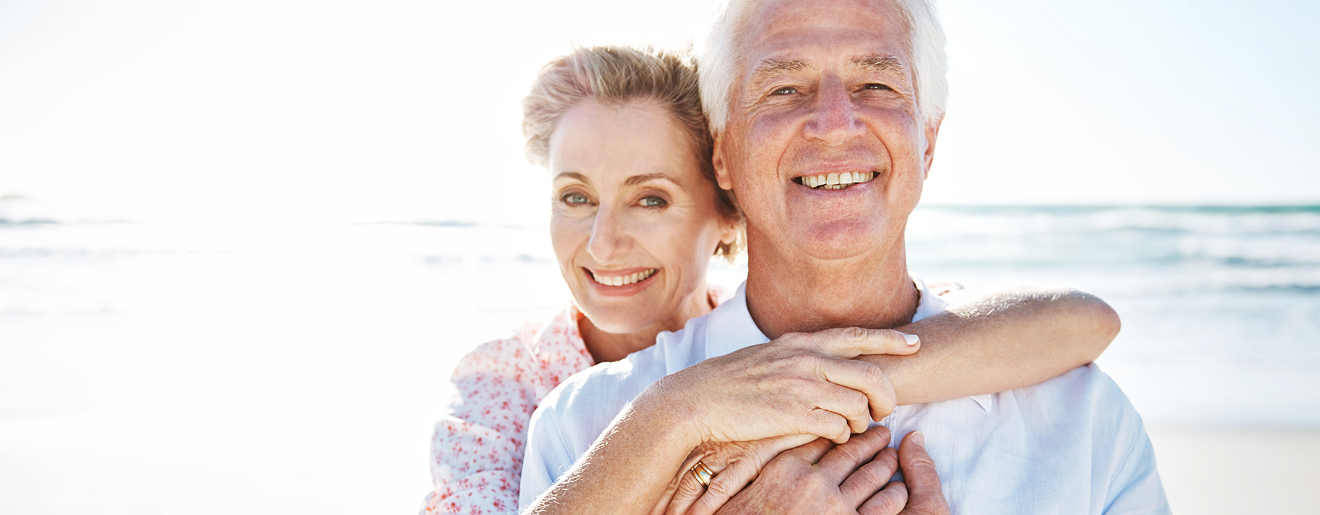 Възрастна двойка се усмихва и прегръща